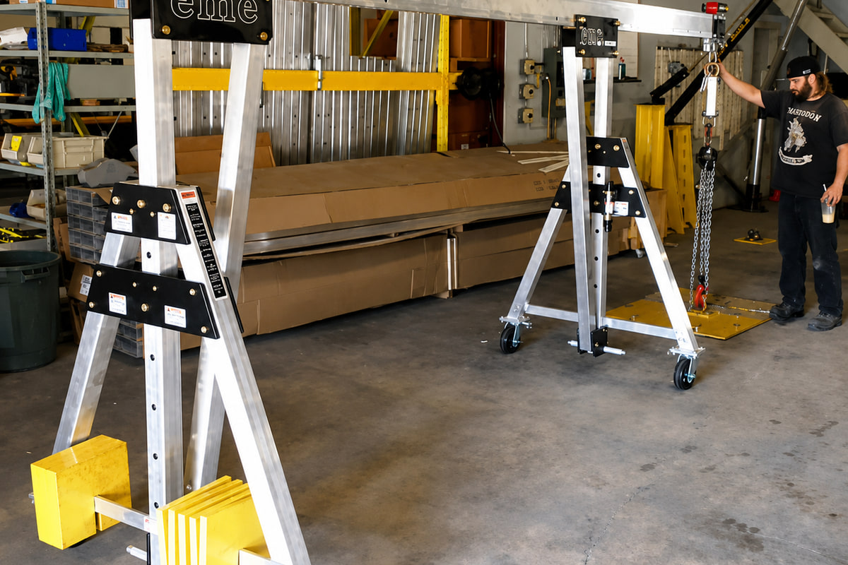 Grúa pórtico de aluminio eme equipada con una extensión de viga en voladizo y contrapesos apilados