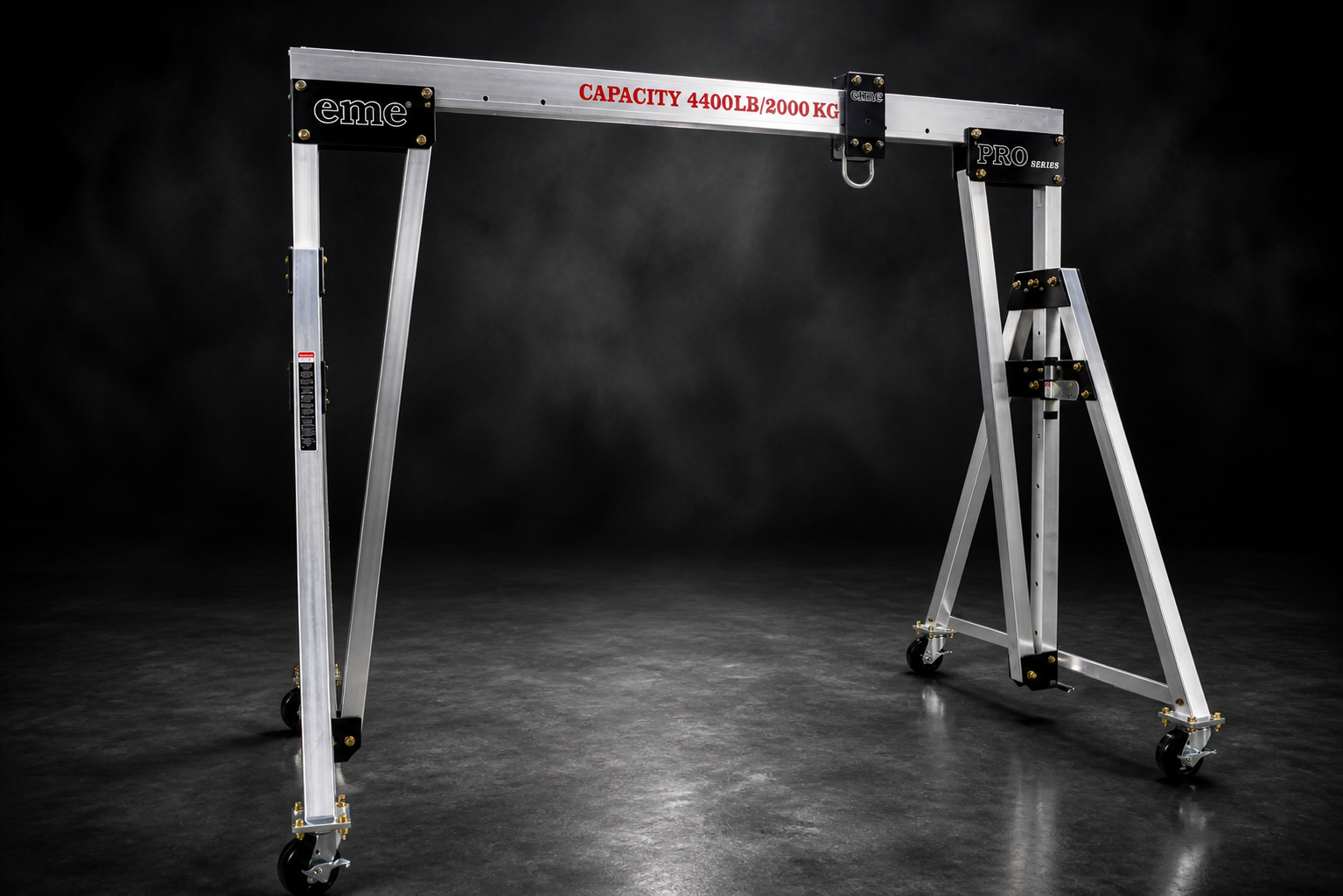 Grúa pórtico tipo A de aluminio eme, capacidad de 4,400 lb, foto de estudio sobre fondo negro