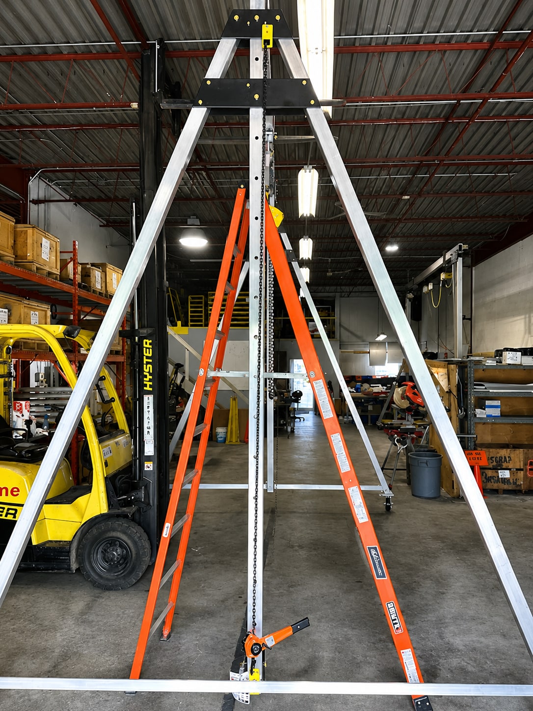 Grúa pórtico de aluminio eme elevada a una altura de izaje extendida mediante el kit de ajuste de altura