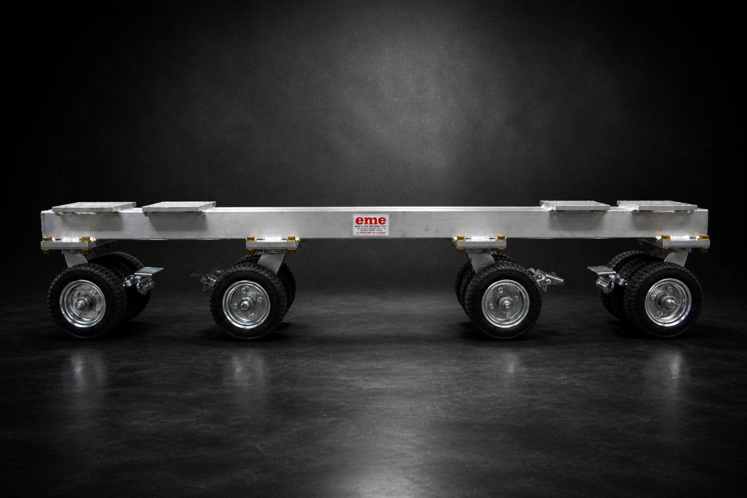 Barra de ruedas neumáticas eme — capacidad de 4,400 lb, foto de estudio sobre fondo negro